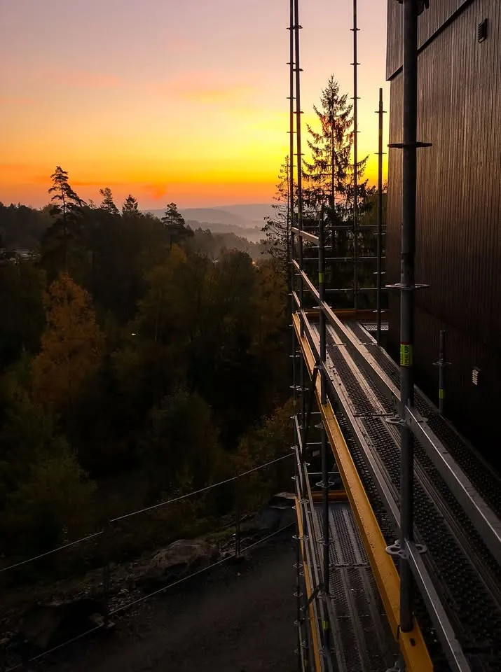 Byggställning vid solnedgång